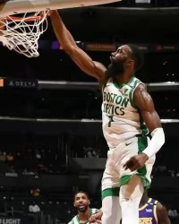  布朗40分绿军末节翻盘战胜独行侠  