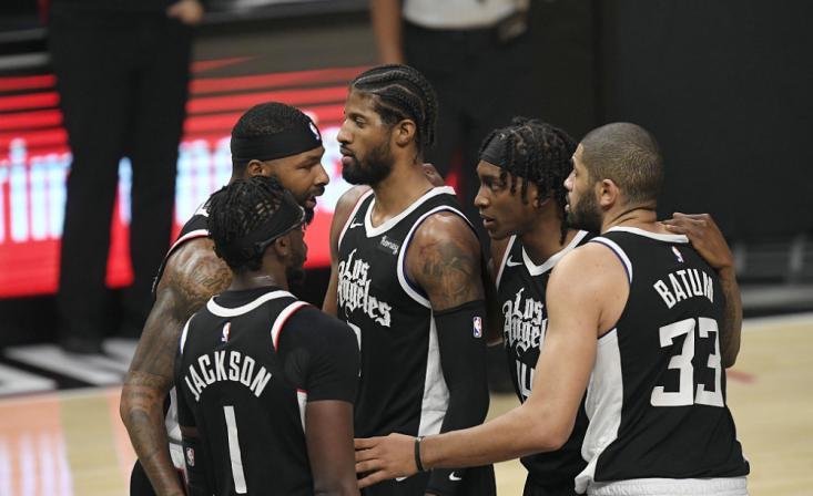  霍勒迪生死时刻两记抢断，雄鹿惊险过关淘汰对手